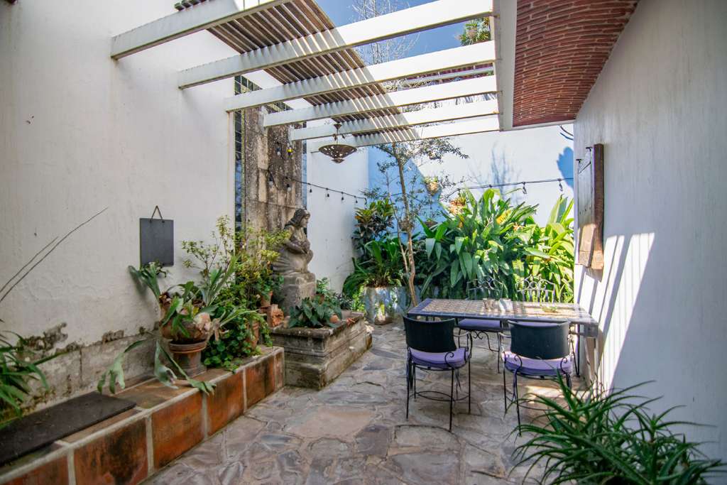 08-Traditional-meets-modern-patio