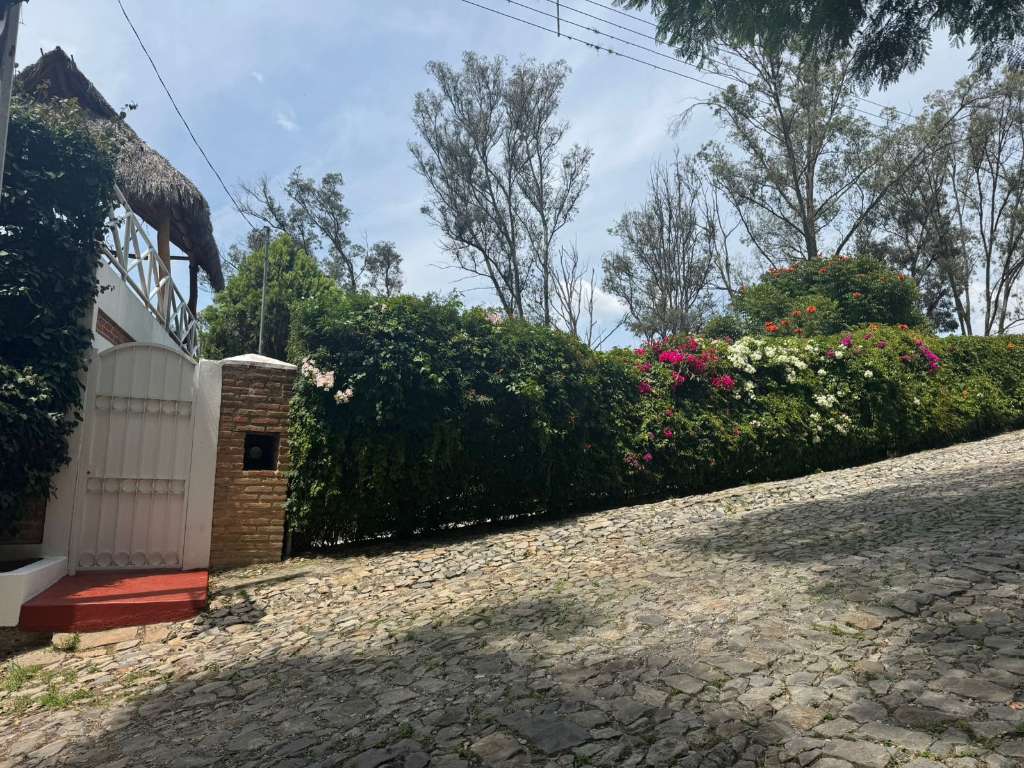 Vista completa de la fachada