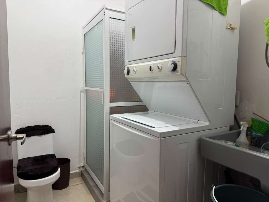 Baño completo 1 y area de lavanderia