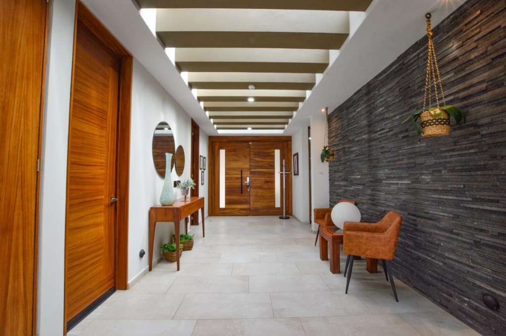 02-ENTRANCE-HALL
