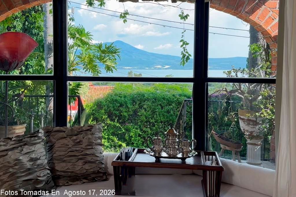 010 Morning Coffee or Tea in the Master Suite Overlooking the Gardens and Lake