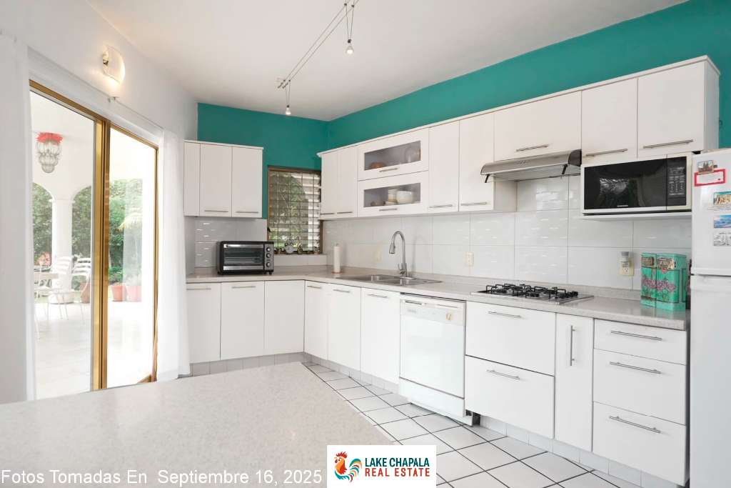 008 -Modern Kitchen Ground Floor Unit