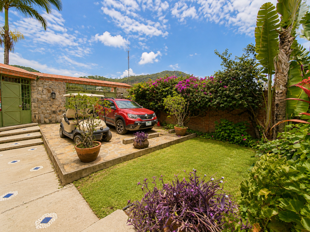 Carport & Front Yard