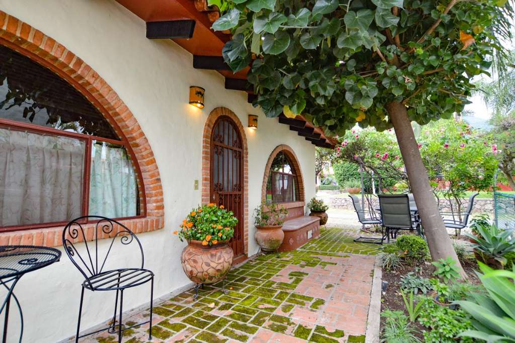 San-Antonio-Tlayacapan-El-Parque-Park-Cottage-14-FRONT-PATIO