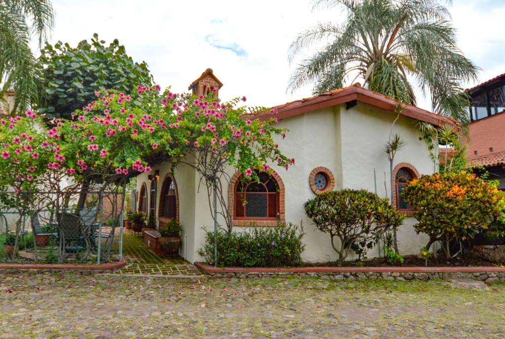 San-Antonio-Tlayacapan-El-Parque-Park-Cottage-01-FACADE