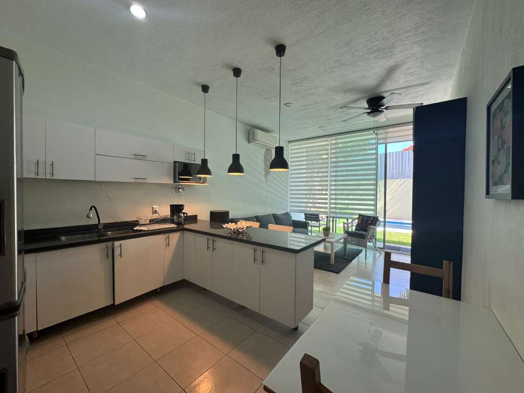 Vista completa de la cocina y sala