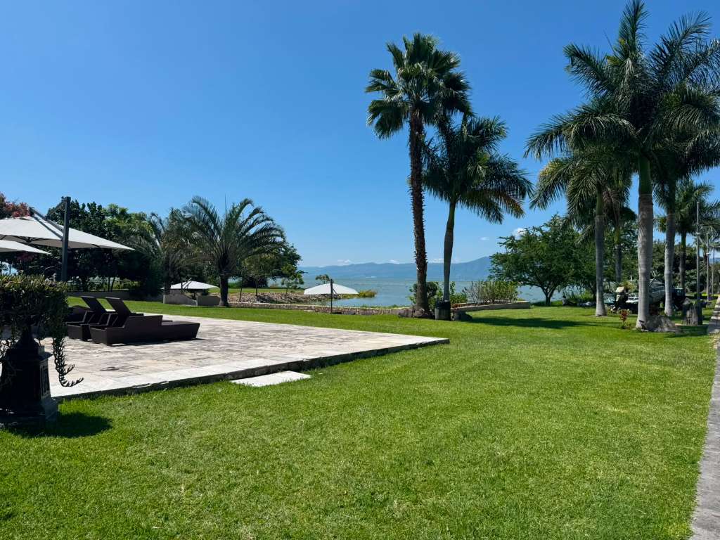 Jardin y vista al lago