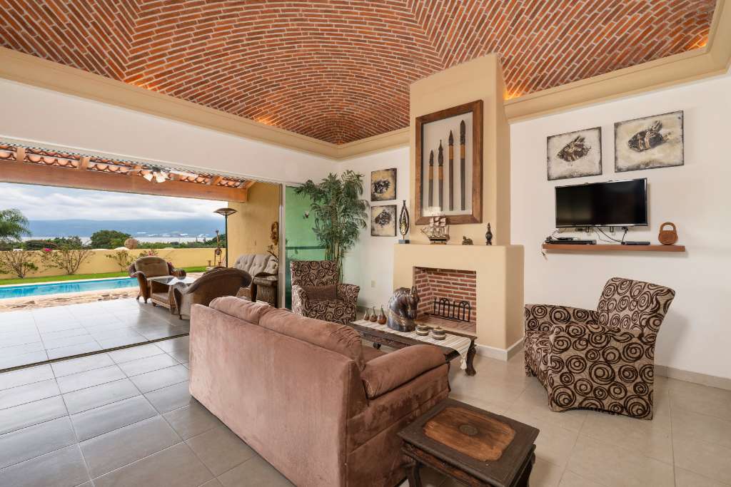 06-sala-terraza-comedor-Casa -Arroyo Alto
