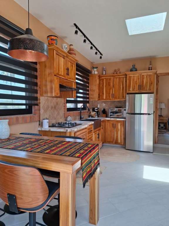 Vista omepleta de comedor + cocina