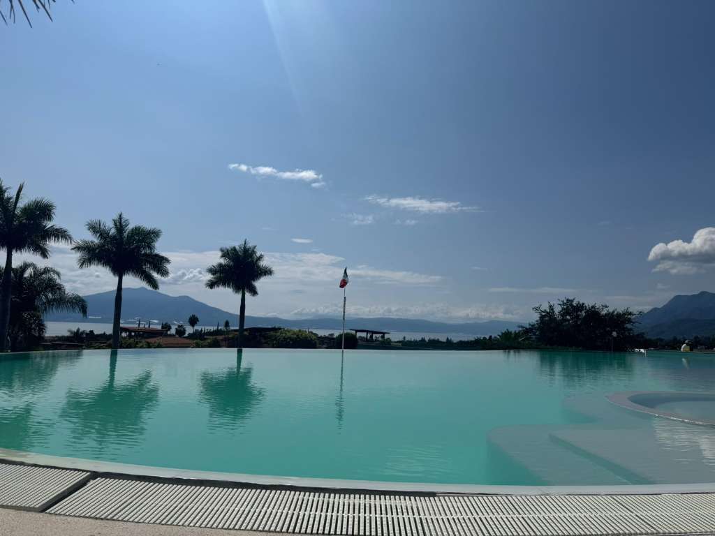 Vista al lago + Alberca