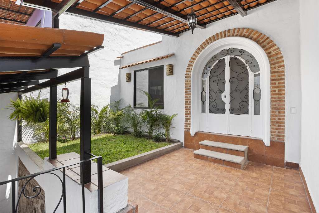 Casa Mali 02 - Beautiful Arched Entry Door with an Under roof Terrace and Lawn